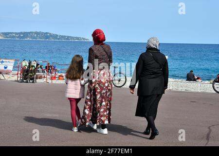 Nice, France. 05 avril 2021. Promenade des Anglais à Nice, France pendant le 3ème confinement en avril 5, 2021. De nouvelles mesures de confinement s'appliquent à partir de ce week-end en France. Ce confinement de la Loi III est plus souple que les éditions précédentes: Il est maintenant possible de marcher sans limite de temps dans un rayon de dix kilomètres, pourvu de son certificat de voyage. (Photo de Lionel Urman/Sipa USA) crédit: SIPA USA/Alay Live News Banque D'Images