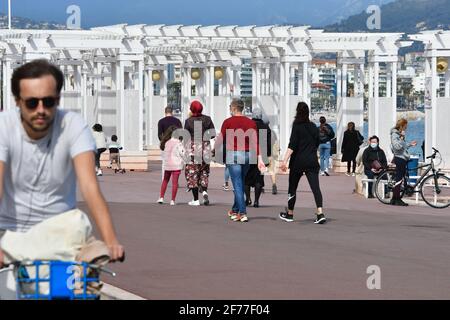 Nice, France. 05 avril 2021. Promenade des Anglais à Nice, France pendant le 3ème confinement en avril 5, 2021. De nouvelles mesures de confinement s'appliquent à partir de ce week-end en France. Ce confinement de la Loi III est plus souple que les éditions précédentes: Il est maintenant possible de marcher sans limite de temps dans un rayon de dix kilomètres, pourvu de son certificat de voyage. (Photo de Lionel Urman/Sipa USA) crédit: SIPA USA/Alay Live News Banque D'Images