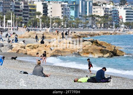 Nice, France. 05 avril 2021. Promenade des Anglais à Nice, France pendant le 3ème confinement en avril 5, 2021. De nouvelles mesures de confinement s'appliquent à partir de ce week-end en France. Ce confinement de la Loi III est plus souple que les éditions précédentes: Il est maintenant possible de marcher sans limite de temps dans un rayon de dix kilomètres, pourvu de son certificat de voyage. (Photo de Lionel Urman/Sipa USA) crédit: SIPA USA/Alay Live News Banque D'Images