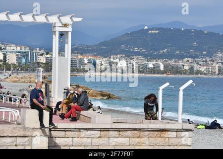 Nice, France. 05 avril 2021. Promenade des Anglais à Nice, France pendant le 3ème confinement en avril 5, 2021. De nouvelles mesures de confinement s'appliquent à partir de ce week-end en France. Ce confinement de la Loi III est plus souple que les éditions précédentes: Il est maintenant possible de marcher sans limite de temps dans un rayon de dix kilomètres, pourvu de son certificat de voyage. (Photo de Lionel Urman/Sipa USA) crédit: SIPA USA/Alay Live News Banque D'Images