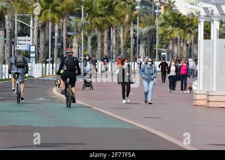 Nice, France. 05 avril 2021. Promenade des Anglais à Nice, France pendant le 3ème confinement en avril 5, 2021. De nouvelles mesures de confinement s'appliquent à partir de ce week-end en France. Ce confinement de la Loi III est plus souple que les éditions précédentes: Il est maintenant possible de marcher sans limite de temps dans un rayon de dix kilomètres, pourvu de son certificat de voyage. (Photo de Lionel Urman/Sipa USA) crédit: SIPA USA/Alay Live News Banque D'Images