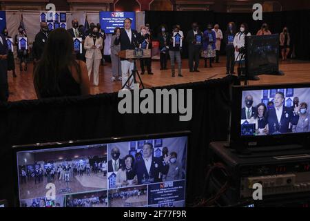 New York, États-Unis. 05 avril 2021. Le gouverneur de New York, Andrew Cuomo, parle au Centre communautaire de Rochdale Village à New York le 5 avril 2021. Photo de piscine par Brendan McDermid/UPI crédit: UPI/Alay Live News Banque D'Images