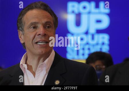 New York, États-Unis. 05 avril 2021. Le gouverneur de New York, Andrew Cuomo, parle au Centre communautaire de Rochdale Village à New York le 5 avril 2021. Photo de piscine par Brendan McDermid/UPI crédit: UPI/Alay Live News Banque D'Images
