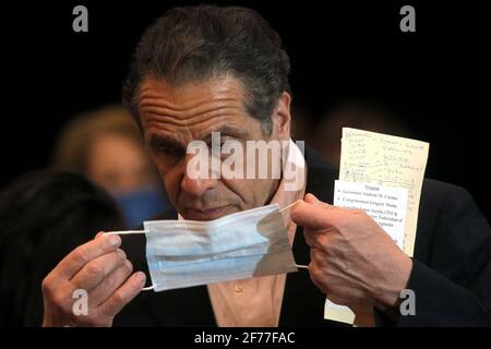 New York, États-Unis. 05 avril 2021. Le gouverneur de New York, Andrew Cuomo, parle au Centre communautaire de Rochdale Village à New York le 5 avril 2021. Photo de piscine par Brendan McDermid/UPI crédit: UPI/Alay Live News Banque D'Images