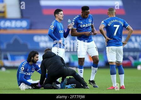 Everton, Royaume-Uni. 05 avril 2021. Andre Gomes d'Everton reçoit un traitement sur le terrain. Premier League Match, Everton v Crystal Palace à Goodison Park à Liverpool le lundi 5 avril 2021. Cette image ne peut être utilisée qu'à des fins éditoriales. Utilisation éditoriale uniquement, licence requise pour une utilisation commerciale. Aucune utilisation dans les Paris, les jeux ou les publications d'un seul club/ligue/joueur. photo par Chris Stading/Andrew Orchard sports Photography/Alamy Live News crédit: Andrew Orchard sports Photography/Alamy Live News Banque D'Images