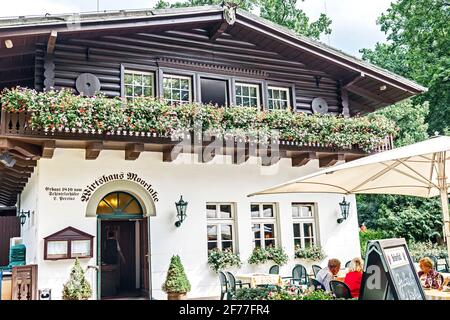 Berlin : : Restaurant Moorlake près de la rivière Havel dans le Grunewald, une forêt dans le sud-ouest de la ville Banque D'Images