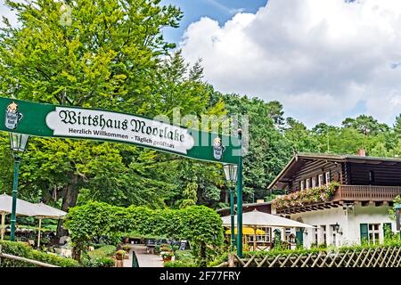 Berlin : : Restaurant Moorlake près de la rivière Havel dans le Grunewald, une forêt dans le sud-ouest de la ville Banque D'Images