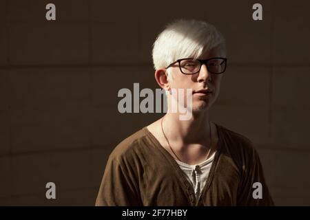 Portrait d'un garçon albino européen portant des lunettes Banque D'Images