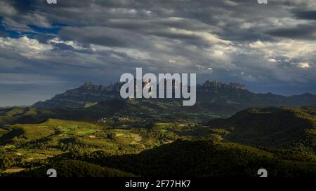 Montagne de Montserrat dans un coucher de soleil de printemps nuageux (province de Barcelone, Catalogne, Espagne) ESP: Macizo de Montserrat al atardecer, (Barcelone, Catalogne) Banque D'Images