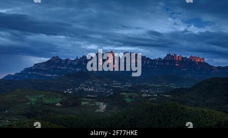 Montagne de Montserrat dans un coucher de soleil de printemps nuageux (province de Barcelone, Catalogne, Espagne) ESP: Macizo de Montserrat al atardecer, (Barcelone, Catalogne) Banque D'Images