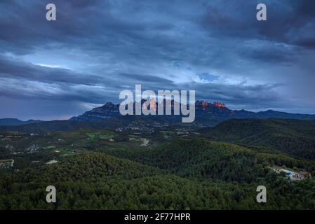 Montagne de Montserrat dans un coucher de soleil de printemps nuageux (province de Barcelone, Catalogne, Espagne) ESP: Macizo de Montserrat al atardecer, (Barcelone, Catalogne) Banque D'Images