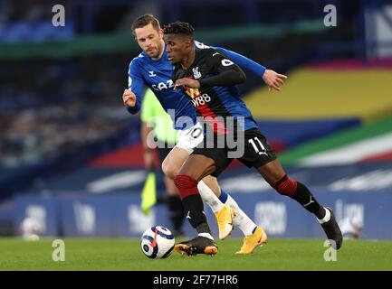 Gylfi Sigurdsson d'Everton (à gauche) et Wilfried Zaha de Crystal Palace se battent pour le ballon lors du match de la Premier League à Goodison Park, Liverpool. Date de publication : lundi 5 avril 2021. Banque D'Images