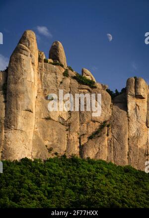 Montserrat face nord et Lune vue de la route CAN Maçana au monastère (province de Barcelone, Catalogne, Espagne) ESP: Cara norte de Montserrat y Luna Banque D'Images