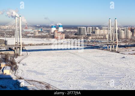 Saint-Pétersbourg, Russie-circa déc, 2013: Le pont Bolchoï Obukhovsky et le périphérique traversant la rivière Neva en hiver. Temps froid ensoleillé avec Banque D'Images