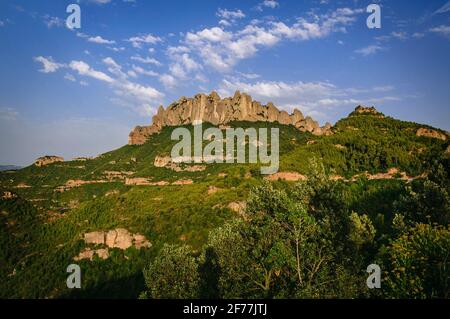 Montserrat face ouest avec quelques formations rocheuses comme Roca Foradada et Serrat de la Portella, dans un après-midi d'été (Barcelone, Catalogne, Espagne) Banque D'Images