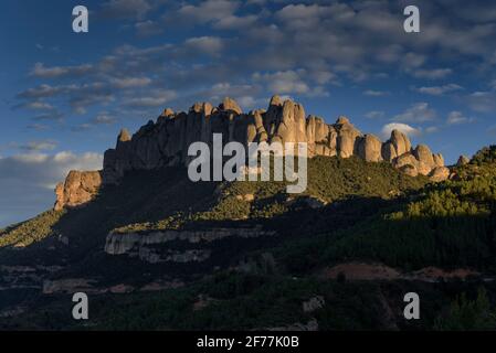 Montserrat face ouest avec quelques formations rocheuses comme Roca Foradada et Serrat de la Portella, en hiver après-midi (Barcelone, Catalogne, Espagne) Banque D'Images