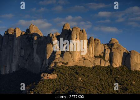 Montserrat face ouest avec quelques formations rocheuses comme Roca Foradada et Serrat de la Portella, en hiver après-midi (Barcelone, Catalogne, Espagne) Banque D'Images