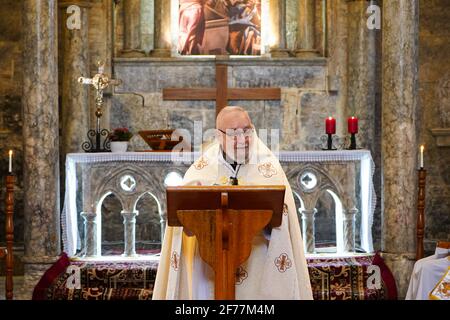 Le Priest irakien prêche pendant la messe de Pâques à l'église Grand Immaculée (al-Tahira-l-Kubra) dans la ville de Qaraqosh (Al-Hamdaniya), à 30 kilomètres au sud-est de la ville de Mossoul.Easter est considéré comme la plus grande et la plus grande fête chrétienne, Comme il commémore la résurrection du Christ des morts après trois jours de sa crucifixion et de sa mort, tel qu'écrit dans le Nouveau Testament, dans lequel le Grand Carême qui dure habituellement quarante jours se termine. Au cours de la liturgie, les hymnes sont chantés, des parties de l'ancien Testament de la Bible sont récitées, les hymnes de la Hallelujah sont récités et l'Evangile de la R Banque D'Images