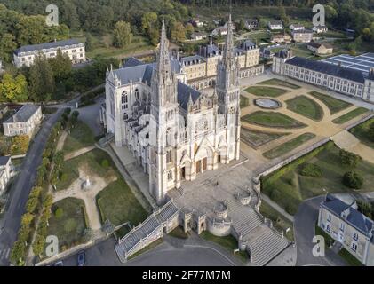 France, Orne, Parc naturel régional du Perche, basilique de la Chapelle-Montligeon de style néo-gothique érigée entre 1894 et 1911 par l'architecte Maitre Tessier (vue aérienne) Banque D'Images