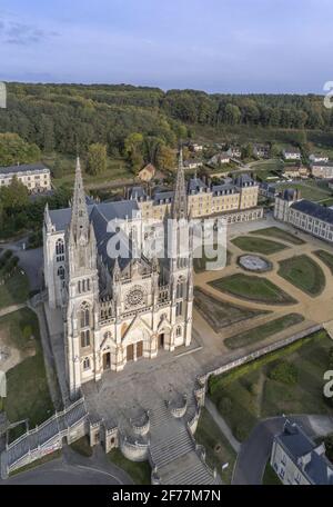 France, Orne, Parc naturel régional du Perche, basilique de la Chapelle-Montligeon de style néo-gothique érigée entre 1894 et 1911 par l'architecte Maitre Tessier (vue aérienne) Banque D'Images