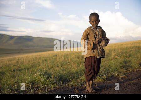 Tanzanie, Ngorongoro, région d'Arusha, Boma Mokila, zone de conservation de Ngorongoro, Massai enfant dans la lumière du soir Banque D'Images