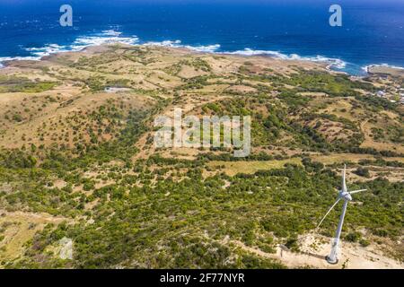 France, Caraïbes, Antilles Françaises, Guadeloupe, Ile de la Désirade, Baie-Mahault, vue de la côte depuis les éoliennes sur le plateau de Morne Cybele (vue aérienne) Banque D'Images