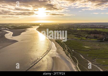 France, somme, Baie de somme, Saint-Valery-sur-somme, lever du soleil sur la plage et le chenal de la somme dans la baie de somme avec Saint-Valery en arrière-plan (vue aérienne) Banque D'Images