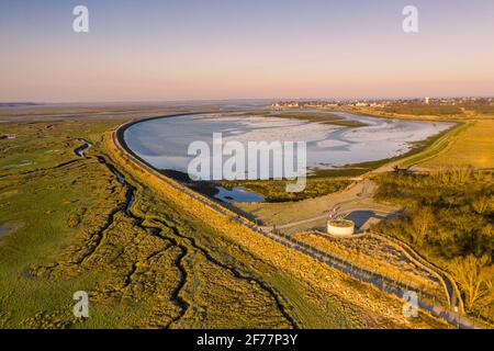 France, somme, Baie de somme, le Crotoy, coucher de soleil sur la baie de somme avec la ville de le Crotoy en arrière-plan (vue aérienne) Banque D'Images