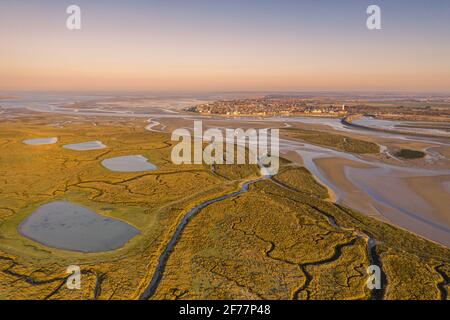France, somme, Baie de somme, le Crotoy, coucher de soleil sur la baie de somme avec la ville de le Crotoy en arrière-plan (vue aérienne) Banque D'Images