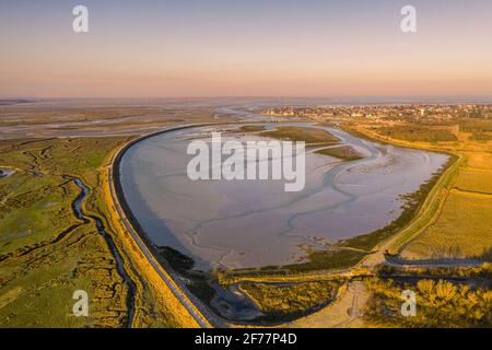 France, somme, Baie de somme, le Crotoy, coucher de soleil sur la baie de somme avec la ville de le Crotoy en arrière-plan (vue aérienne) Banque D'Images