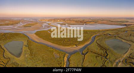 France, somme, Baie de somme, le Crotoy, coucher de soleil sur la baie de somme avec la ville de le Crotoy en arrière-plan (vue aérienne) Banque D'Images