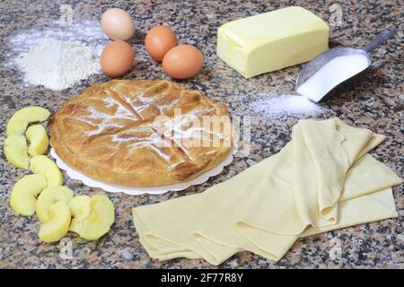 France, Ariège, Saint Girons, Croustades Martine Crespo, une crostade aux pommes aux ingrédients : pommes, pâte feuilletée (farine, beurre), œufs et sucre Banque D'Images