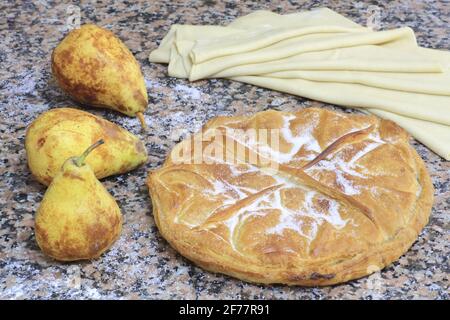 France, Ariège, Saint Girons, Croustades Martine Crespo, une crostade de poire aux ingrédients: Poires et pâte feuilletée Banque D'Images