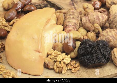 France, Dordogne, Périgord blanc, Périgueux, produits locaux du Périgord, foie gras de canard frais, truffe de Tuber Melanosporum, noix, artichauts de Jérusalem et châtaignes Banque D'Images