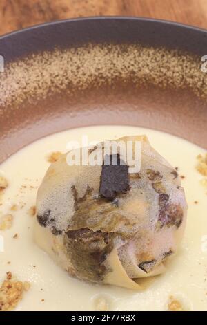 France, Dordogne, Périgord blanc, Périgueux, foie gras croustillant aux noix, châtaignes et tranches de truffe Tuber Melanosporum à la crème d'artichaut Jérusalem Banque D'Images