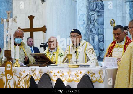 Mossoul, Ninive, Irak. 3 avril 2021. Le Priest irakien prêche pendant la messe de Pâques à l'église Grand Immaculée (al-Tahira-l-Kubra) dans la ville de Qaraqosh (Al-Hamdaniya), à 30 kilomètres au sud-est de la ville de Mossoul.Easter est considéré comme la plus grande et la plus grande fête chrétienne, Comme il commémore la résurrection du Christ des morts après trois jours de sa crucifixion et de sa mort, tel qu'écrit dans le Nouveau Testament, dans lequel le Grand Carême qui dure habituellement quarante jours se termine. Pendant la liturgie, les hymnes sont chantés, des parties de l'ancien Testament de la Bible sont récitées, les hymnes du Halleluj Banque D'Images