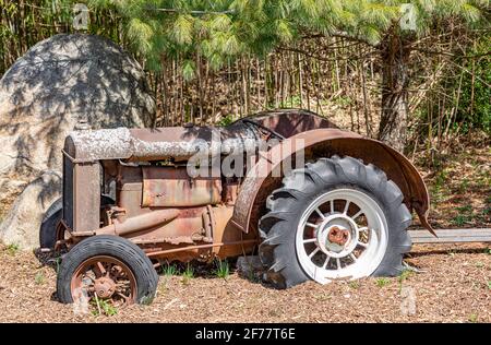 Vieux tracteur agricole rouillé Banque D'Images