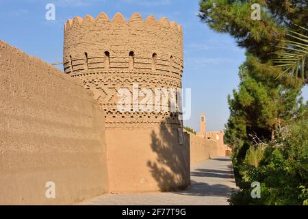 Iran, Yazd, classé au patrimoine mondial de l'UNESCO, jardin Dolat Abad, remparts Banque D'Images