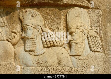 Iran, environs de Persepolis, nécropole de Naqsh-e Rostam, relief de grandee du roi sasanien Bahamm II (c. 276&#x2013;293), courtisans Banque D'Images