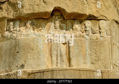 Iran, environs de Persepolis, nécropole de Naqsh-e Rostam, relief de grandee du roi sasanien Bahamm II (c. 276&#x2013;293), courtisans Banque D'Images