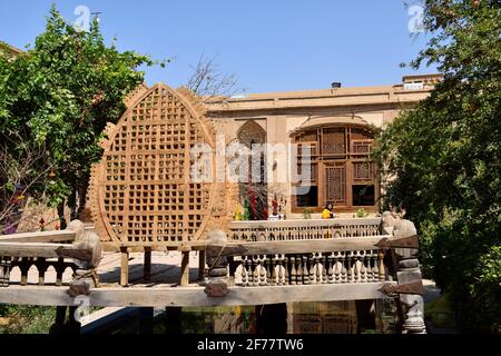 Iran, Yazd, classé au patrimoine mondial de l'UNESCO, maison Khan-e Lari (19e siècle), Takht traditionnel (trône) Banque D'Images