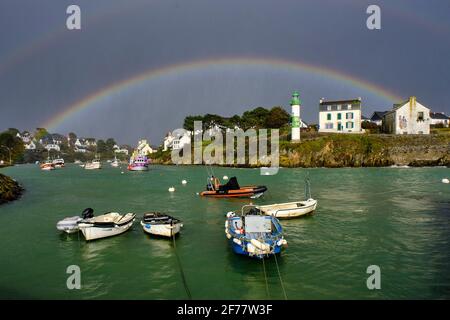 France, Finistère, Clohars Carnoet, Port de Doelan, bateaux amarrés sur le quai et arc-en-ciel sur le port Banque D'Images