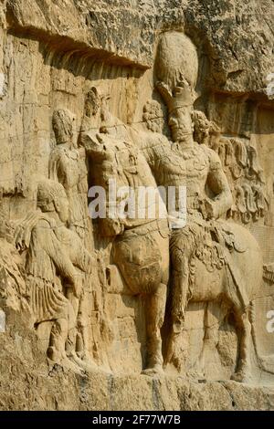 Iran, environs de Persepolis, nécropole de Naqsh-e Rostam, reliefs de rochers montrant le triomphe du roi Sasanien Shapur I à cheval, sur l'empereur romain Valérien qui lui est en soumission Banque D'Images