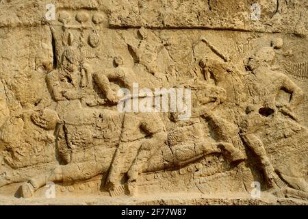 Iran, environs de Persepolis, nécropole de Naqsh-e Rostam, roi sasanien Bahamm II qui s'envole contre un ennemi. Banque D'Images