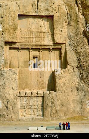 Iran, environs de Persepolis, nécropole de Naqsh-e Rostam, roi sassanide Bahram II qui s'envolent contre un ennemi. Banque D'Images