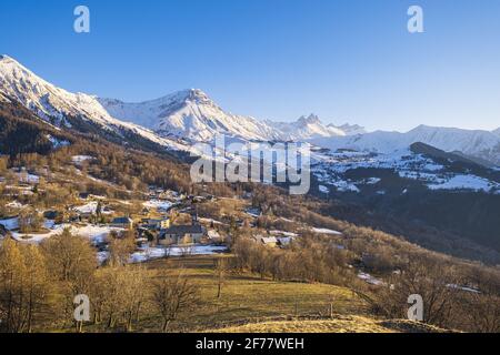 France, Savoie, vallée de la Maurienne, Albiez-le-Jeune, Albiez-le-Vieux station de ski au pied des aiguilles d'Arves en arrière-plan Banque D'Images