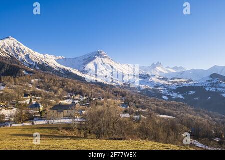 France, Savoie, vallée de la Maurienne, Albiez-le-Jeune, Albiez-le-Vieux station de ski au pied des aiguilles d'Arves en arrière-plan Banque D'Images