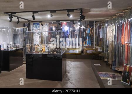 France, Essonne, Dannemois, Moulin de Dannemois, ancien domicile du chanteur Claude François, exposition vêtements scène Banque D'Images