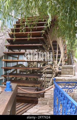 France, Essonne, Dannemois, Moulin de Dannemois, ancien domicile du chanteur Claude François, la roue à aubes Banque D'Images