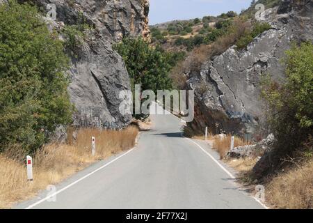 Route qui traverse deux rochers, Troodos Mountain Range, Chypre Banque D'Images